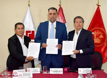 Luis Villanueva Carbajal, Alejandro Garland y Rodolfo Bragagnini sosteniendo tres documentos del acta de instalación de la mesa de trato directo.